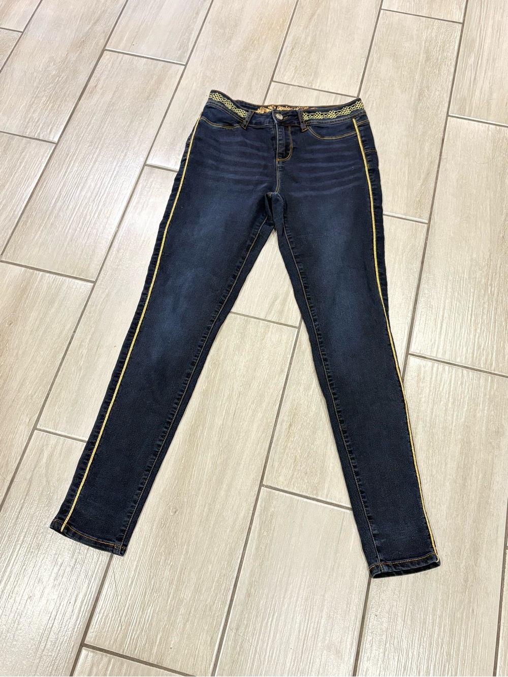 Box #1 Blue exotic jeans desigual

Size 28